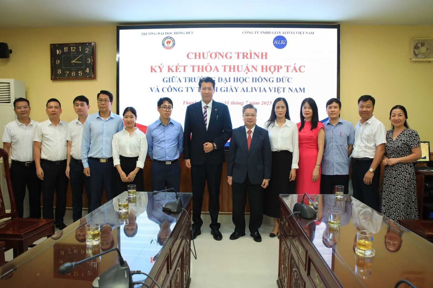 Trường Đại học Hồng Đức ký kết thỏa thuận hợp tác toàn diện với Công ty TNHH Giày ALIVIA Việt Nam